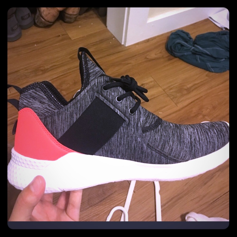 Reebok tennis shoes size 8.5